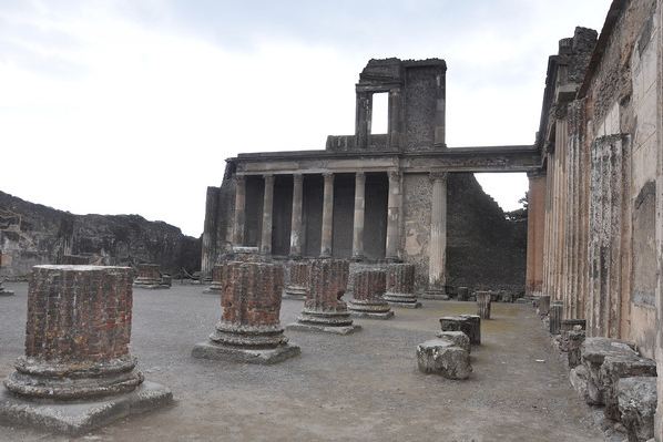 Napoli-pompei-tapınak napoli gezilecek yerler